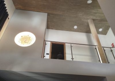 Altillo con lámpara de luna y techo de madera