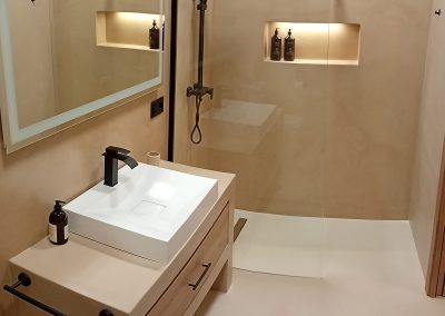 Baño beige con ducha de obra y lavabo de diseño