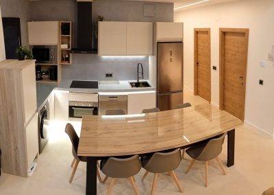Cocina completa con mesa para 8 comensales