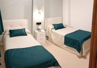 Dormitorio con dos camas individuales