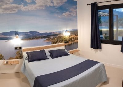 Dormitorio de matrimonio con mural del embalse del Valle del Ambroz