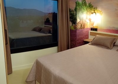 Dormitorio de matrimonio con mural de lavanda