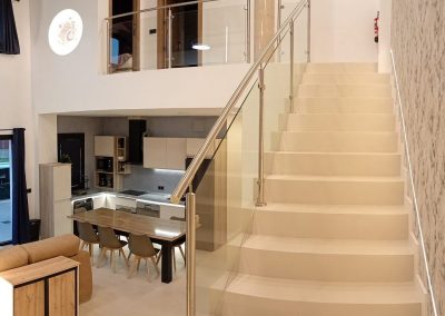 Escalera y salón del Apartamento Buenavista Jardín